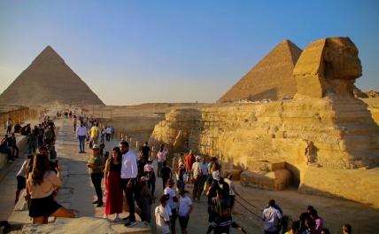 На фото: Большой Сфинкс и пирамиды на плато Гиза в Большом Каире, Египет. Сфинкс, крупный памятник с головой фараона и телом льва, является частью некрополя Гизы. Некрополь был построен между 2600 и 2500 годами до нашей эры во времена Древнего Египта.
