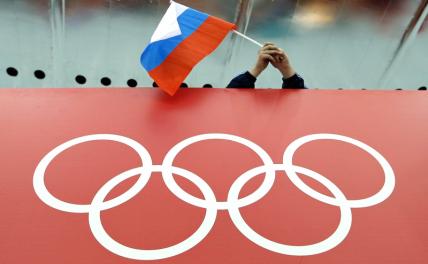 На фото: мэр Марселя Бенуа Пайян (в центре) и глава оргкомитета летней Олимпиады-2024 Тони Эстанге (в центре справа) поднимают олимпийский флаг после пресс-конференции.