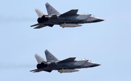На фото: многоцелевые истребители МиГ-31К с гиперзвуковыми ракетами "Кинжал
