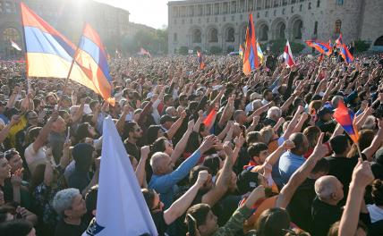 На фото: протестующие требуют отставки премьер-министра Армении Никола Пашиняна, Ереван