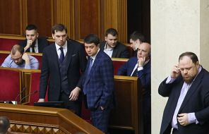 На фото: премьер-министр Украины Алексей Гончарук, спикер Дмитрий Разумков и первый вице-спикер Руслан Стефанчук (слева направо) заседании парламента, Киев