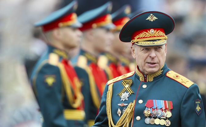 На фото: главнокомандующий сухопутными войсками МО РФ генерал армии Олег Салюков