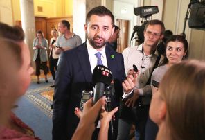 На фото: новоизбранный народный депутат Украины Давид Арахамия беседует с журналистами в холле Верховной Рады Украины, Киев, Украина, 29 августа 2019 года