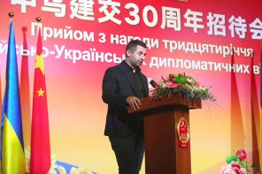 На фото: глава фракции "Слуга народа" Давид Арахамия выступает на торжественном мероприятии по случаю 30-летия со дня установления дипломатических отношений между Россией и Китаем, январь 2022 года