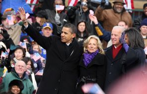 На фото: избранный президент США Барак Обама (1-й слева), его жена Мишель (1-й справа), избранный вице-президент Джо Байден (2-й справа) и его жена Джилл (в центре), 2009