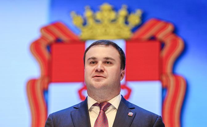 На фото: избранный губернатор Омской области Виталий Хоценко во время торжественной церемонии инаугурации в концертном зале.