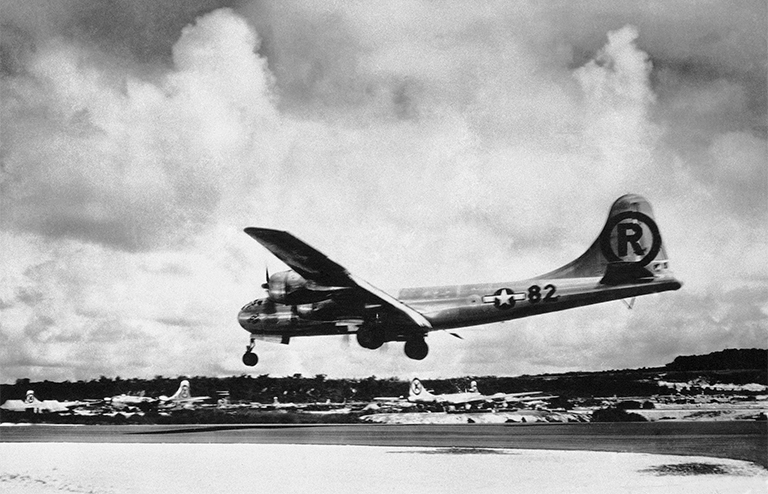На фото: американский бомбардировщик Enola Gay Boeing B-29, сбросивший атомную бомбу на Хиросиму