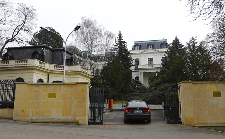 На фото: здание посольства РФ в Праге