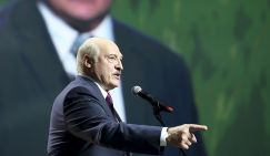 Лукашенко показал Зеленскому бронированный кулак