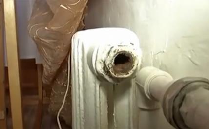 На фото: разрушенные радиаторы отопления в квартире в Улан-Удэ