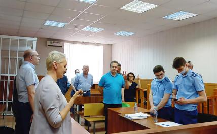 На фото: лидер движения "За новый социализм" Николай Платошкин (в центре) во время оглашения приговора в Гагаринском суде