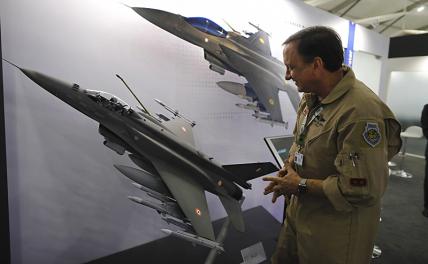 На фото: Роберт Бальсерак из американской военно-промышленной корпорации Lockheed Martin, главный исполнительный директор по программам превосходства в воздухе, объясняет возможности F-21 на выставке DefExpo