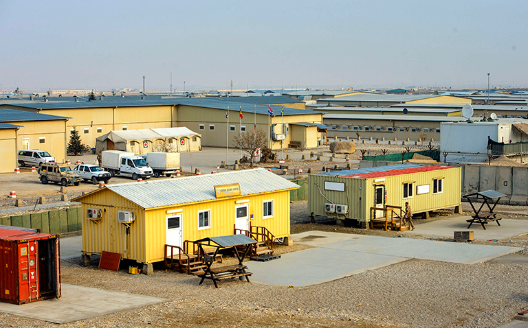На фото: общий вид казарм военной базы Кэмп Мармал в Мазари-Шарифе, Афганистан