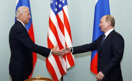 На фото (слева направо): президент США Джо Байден с лидером России Владимиром Путиным