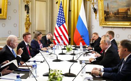 На фото: президент России Владимир Путин (второй справа) и президент США Джо Байден (слева) во время российско-американских переговоров в расширенном составе на вилле Ла-Гранж.
