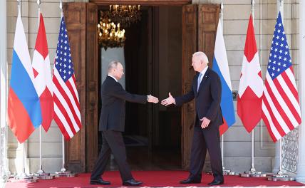 На фото: президент России Владимир Путин и президент США Джо Байден (слева направо) во время совместного фотографирования перед началом встречи в рамках российско-американского саммита на вилле Ла-Гранж.