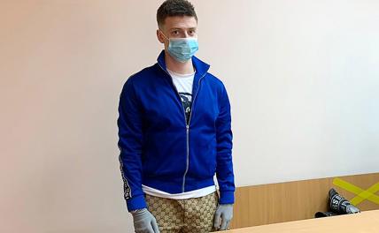 На фото: блогер Андрей Бурим, обвиняемый в избиении Алены Ефремовой во время онлайн-трансляции в интернете, во время оглашения приговора в Пресненском районном суде.
