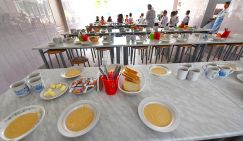 Школьников предложили кормить сертификатами вместо супа
