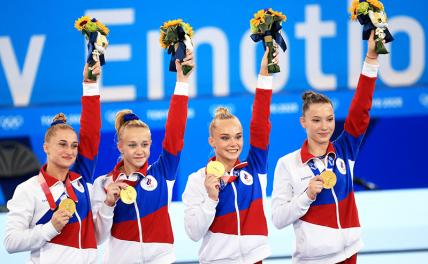 На фото: Лилия Ахаимова, Виктория Листунова, Ангелина Мельникова и Владислава Уразова (ОКР) (золотые медали) на церемонии награждения.