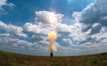 На фото: зенитная ракетная система (ЗРС) С-500 выполняет испытательные боевые стрельбы по скоростной баллистической цели на полигоне Капустин Яр.