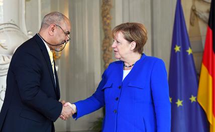 На фото: канцлер Германии Ангела Меркель приветствует посла Афганистана Али Ахмада Джалали на приеме дипломатического корпуса в Мезеберге, Германия, 13 июля 2017 года.