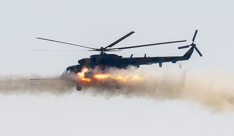 На фото: вертолет Ми-8МТВ во время военных учений на 255-м межвидовом полигоне ЦВО. 