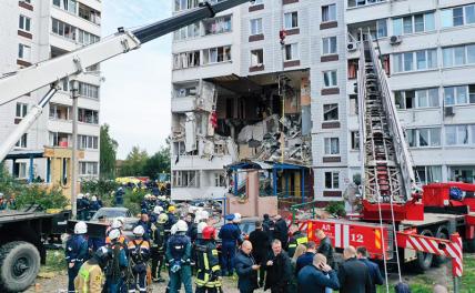 На фот: спасатели около девятиэтажного жилого дома, в котором произошел взрыв газа и погибли люди.