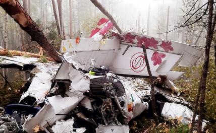 На фото: пассажирский самолет L-410, разрушенный при жесткой посадке около села Казачинское (500 км от Иркутска), в результате чего погибли люди.