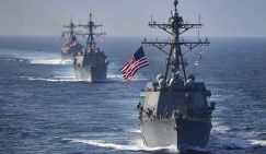Американские эсминцы обложили русские подлодки  красными флажками