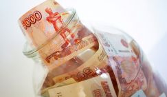 Половине россиян не хватает «всего пятерки» до зарплаты