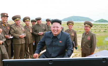На фото: лидер Северной Кореи Ким Чен Ын посетил испытания новых тактических ракет