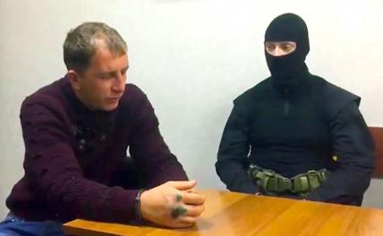 На фото: подозреваемый в убийстве женщин Александр Лазарев (слева) во время допроса.
