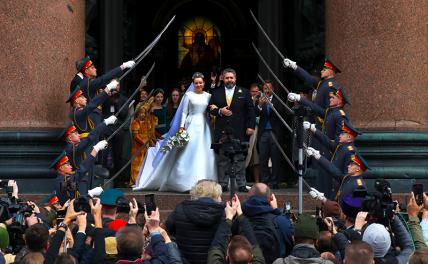 На фото: потомок династии Романовых Георгий Михайлович с гражданкой Италии Ребеккой Беттарини после церемонии венчания в Исаакиевском соборе.
