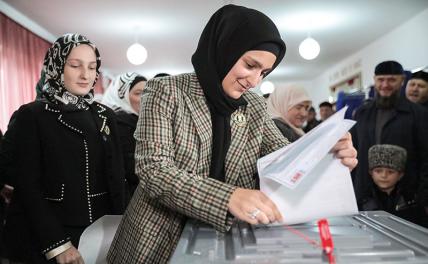 На  фото: дочь главы Чечни Рамзана Кадырова Айшат во время голосования на выборах депутатов Государственной Думы РФ на избирательном участке № 165 в селе Ахмат-Юрт.
