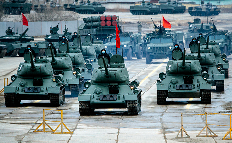 На фото: танки Т-34-85. 