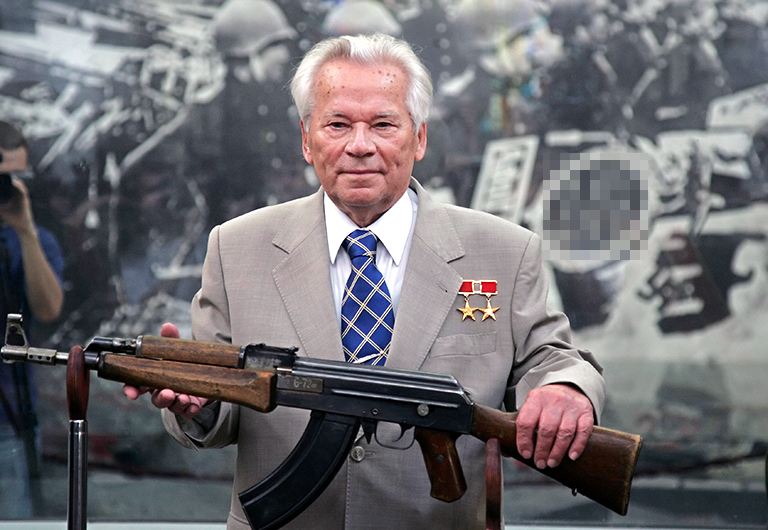 На фото: легендарный российский оружейник МИХАИЛ КАЛАШНИКОВ на церемонии празднования 60-летия выпуска автомата Калашникова АК-47.