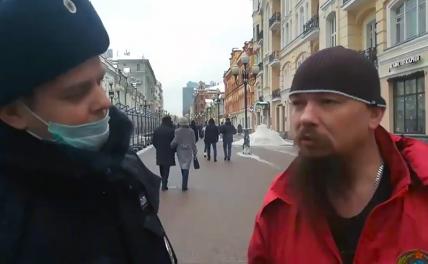 7 января в центре Москвы на улице Арбат сотрудники полиции задержали активиста Левого Фронта Евгения Ефремова (на фото), который находился в прямом эфире ютуб-канала и брал интервью у граждан по поводу перспектив начавшегося 2021 года.