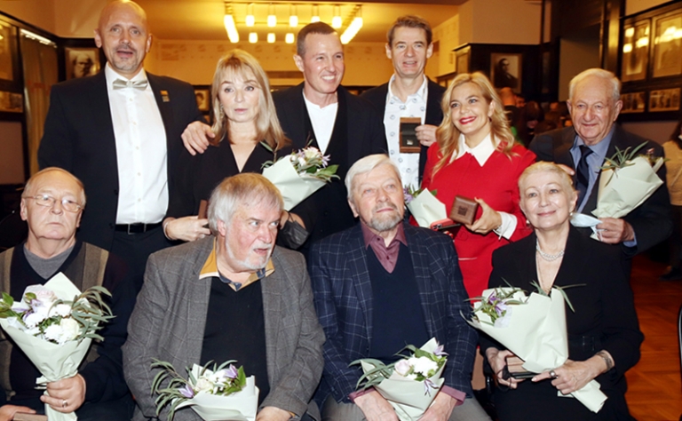 МХТ наградил актеров «чайками» за преданность театру