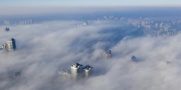 Густой туман, окутавший Москву: Атмосферные фото с улиц города