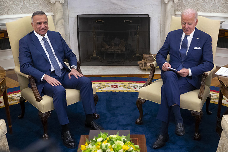 На фото: президент США Джо Байден (справа) во время встречи с премьер-министром Ирака Мустафой Аль-Кадхими в Овальном кабинете Белого дома в Вашингтоне, округ Колумбия, США, 26 июля 2021 года.