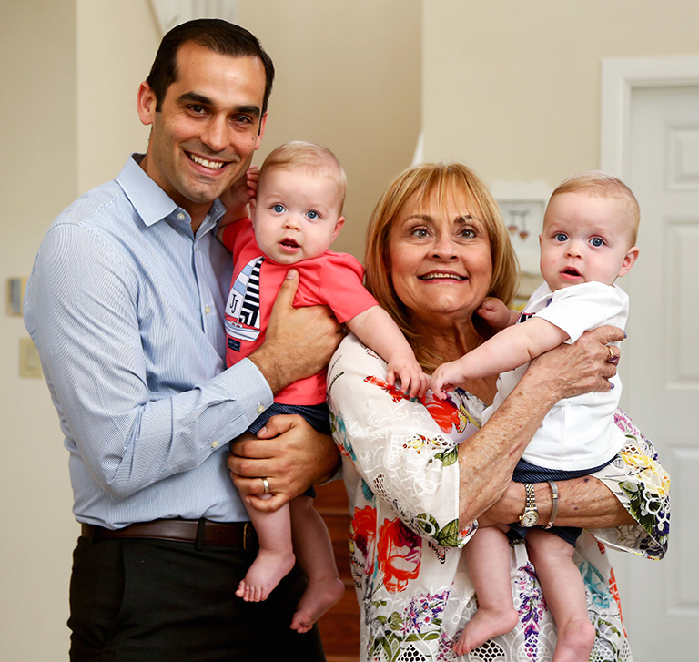 На фото: Джей Пи Хервис, пожертвовавший почку своей больной матери Ольге, стоит со своими близнецами Райдером (слева) и Кайденом в своем доме во Флориде, США.