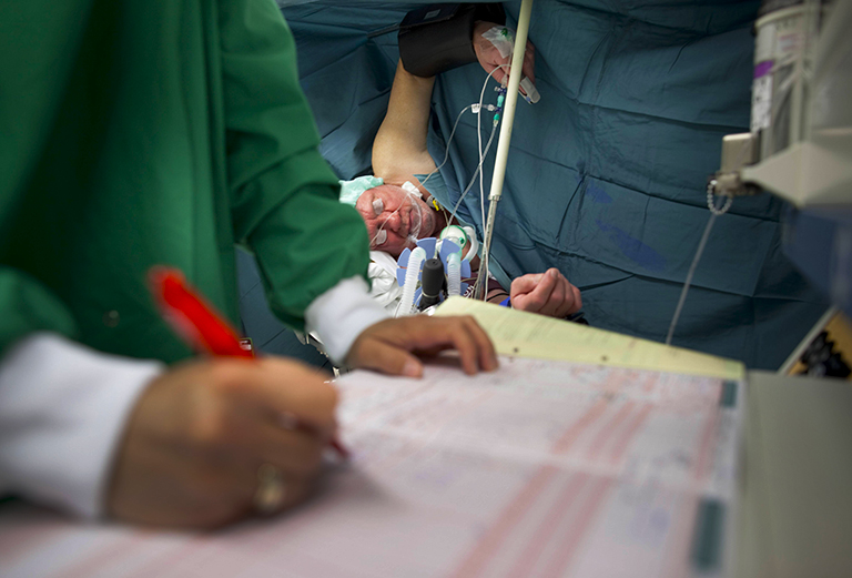 На фото: донор почки и анестезиолог во время трансплантации почки в клинике Северного Рейна-Вестфалии, Германия.