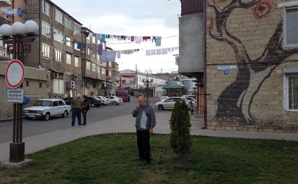 Нагорный Карабах: Баку сделал его землей беженцев и вдов