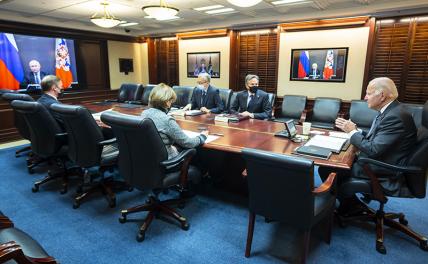На фото: президент США Джо Байден (справа) и президент России Владимир Путин (на экране) во время двусторонних переговоров.