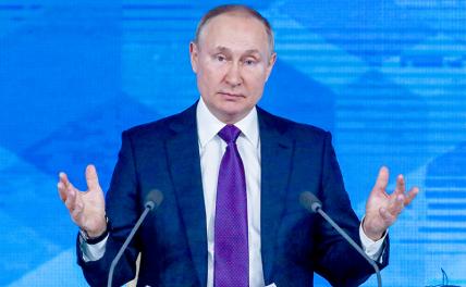 На фото: президент РФ Владимир Путин во время ежегодной большой пресс-конференции в Центральном выставочном зале "Манеж".