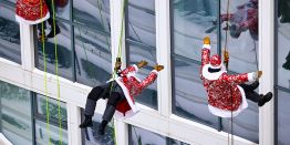 Дед Мороз и Снегурочка в масках, голодный символ года, праздничная иллюминация: Предновогодняя Москва