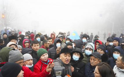 На фото: участники акции протеста в Казахстане.