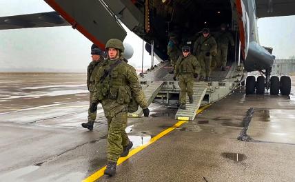 На фото: военнослужащие Воздушно-десантных войск в составе миротворческих сил Организации Договора о коллективной безопасности после посадки на аэродроме Алма-Аты.