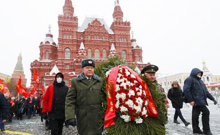 На фото: возложение цветов и венков к Мавзолею Ленина на Красной площади