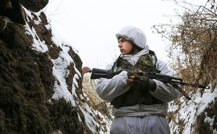 На фото: военнослужащие ЛНР на линии разграничения сторон возле Славяносербска Луганской области.